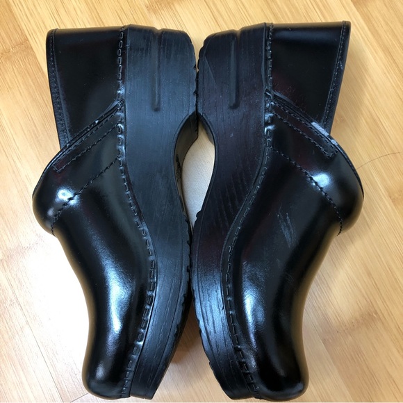 Dansko Black Leather Closed Back Clogs- 38 - Picture 2 of 9